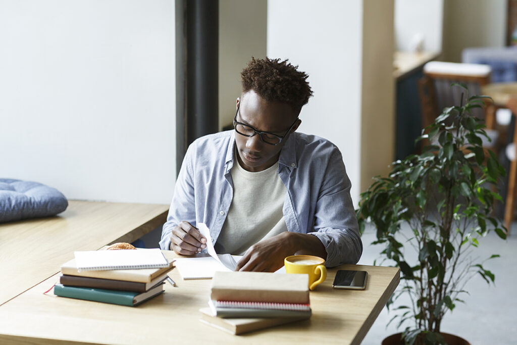 Man studying with smartphone with "do not disturb" feature turned on