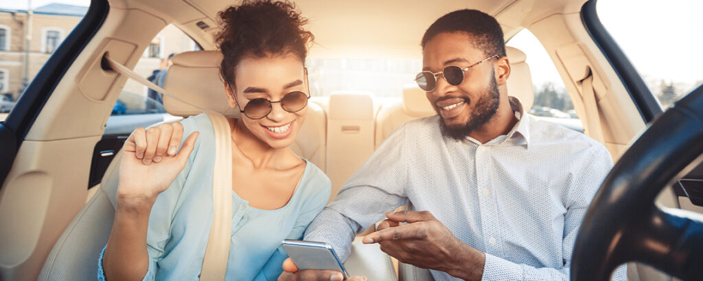 couple uses spring break check list app before traveling